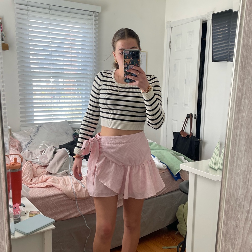 Francesca’s summery preppy pink and white stripped skort with bow